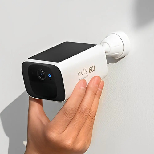 Instalación de cámara de seguridad solar Eufy SoloCam S220 2K con wifi y protección IP67 montada en pared en color blanco